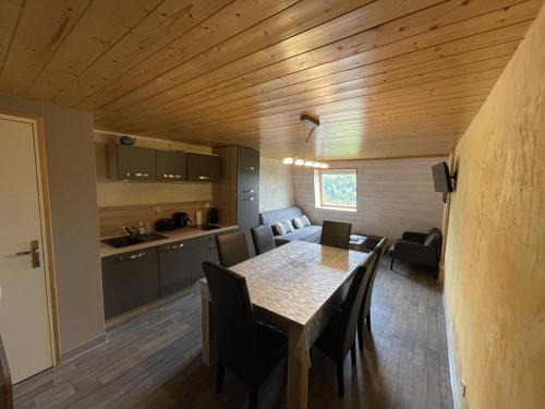 Saint-Jacques-des-Blats Apartamento | Duplex confortable 52m² - 2 chambres - Près des pistes - Parking gratuit - Non fumeur - FR-1-787-11