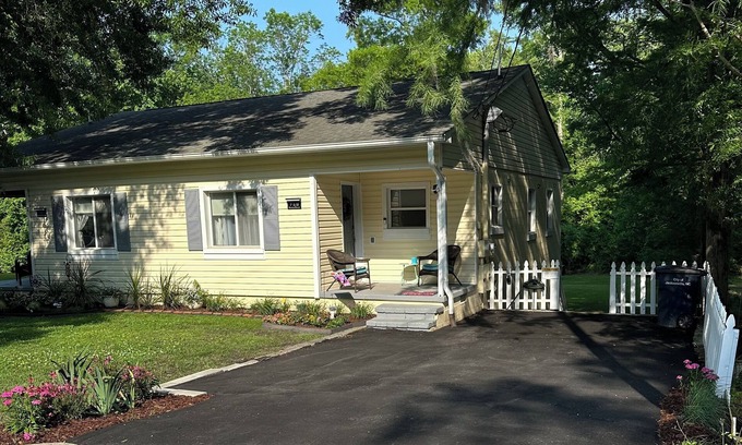 Jacksonville Casa | Duplex delight w/gators & coffee
