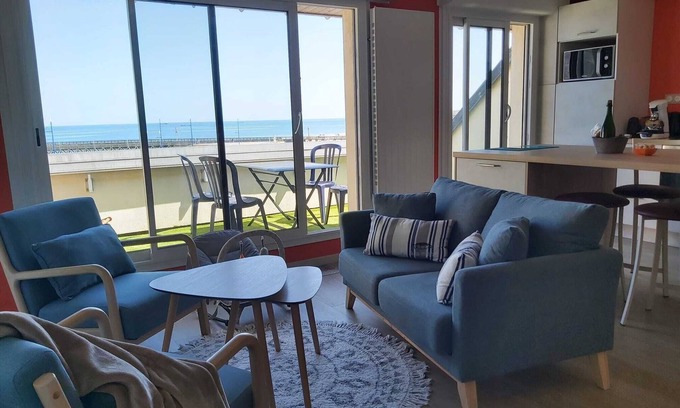 Grandcamp-Maisy Apartamento | Duplex & terrasse, sea and port view 2minutes from fish market and restaurants