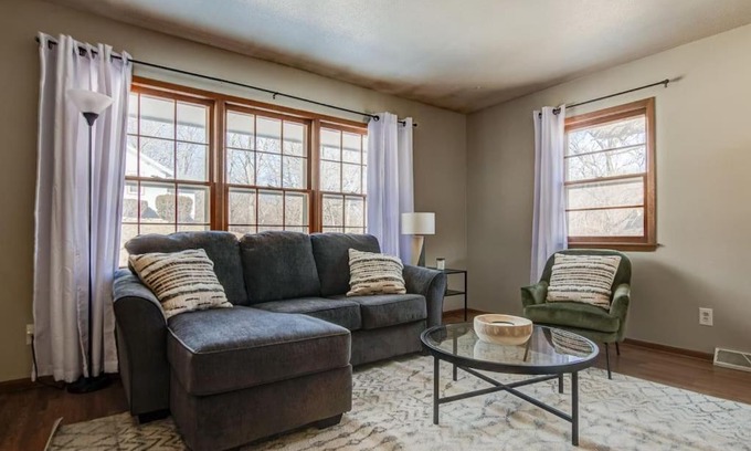 Des Moines Casa | Duplex with Queen Beds Minutes from Drake
