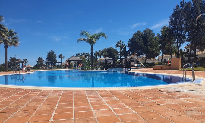 Castillo de Sabinillas Apartamento | Duquesa Suites Blue By the Pool 5 minutos y estas en la playa