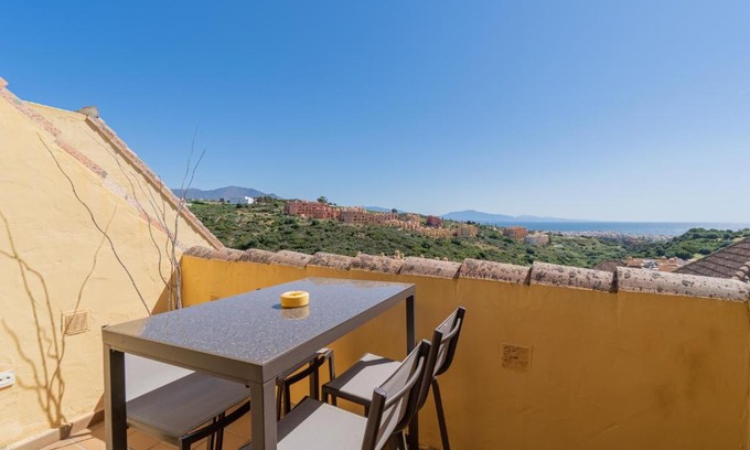 Castillo de Sabinillas Apartamento | Duquesa Village - Precioso ático de 2 dormitorios en La Duquesa con vistas al mar