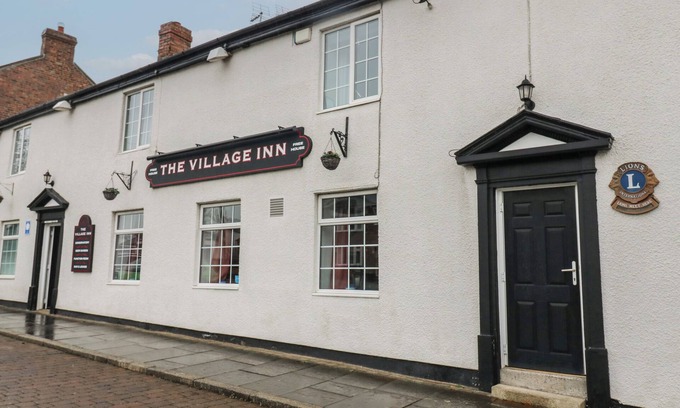 Seaham Cabaña | DURHAM CASTLE ROOM, pet friendly in Murton, County Durham