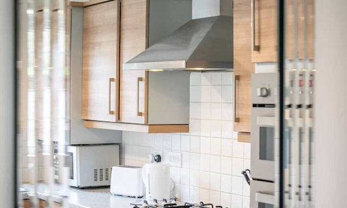 Chorley Casa | Stylish and comfortable five bed house, fully equipped with TVs in every room