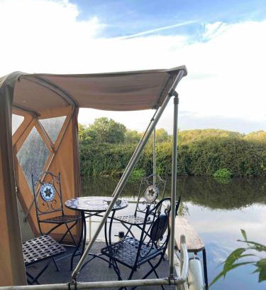 Five Oak Green Casa | Dutch Cruiser Ship on a Tranquil Secluded River