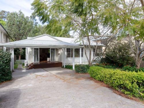 Nelson Bay Casa | Dutchies Haven, 11 Christmas Bush Ave - Pet friendly, large enclosed yard, air con and Wi-Fi