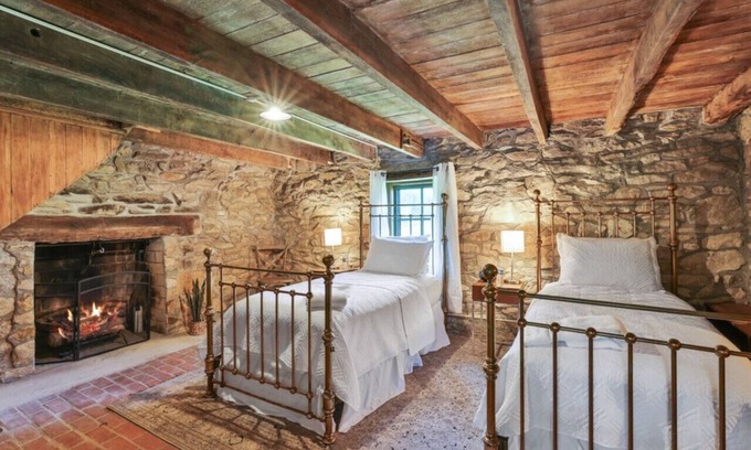 Lovettsville Casa | Dutchmans Creek Farmhouse
