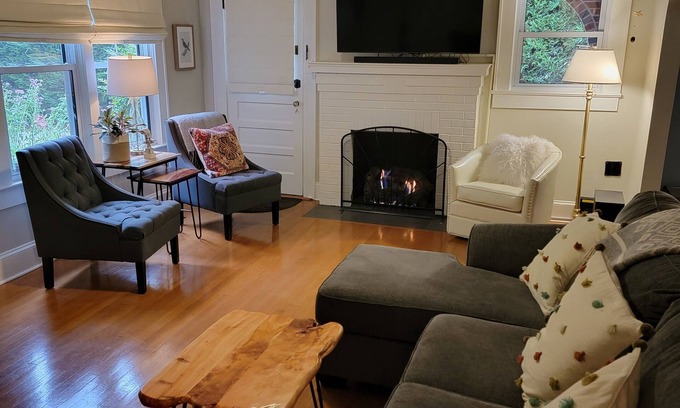 Morganton Casa | Dwell Well House- Upscale 2 BR/2 BA house downtown w/private fenced yard