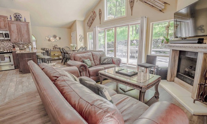 Eureka Springs Casa | Dwntn, New Hot Tub, Trailer Parking, Dog Friendly