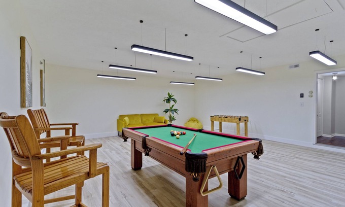 Westfield Casa | Dwntown Westfield Gem: Sleeps 17 with 6-Car Parking