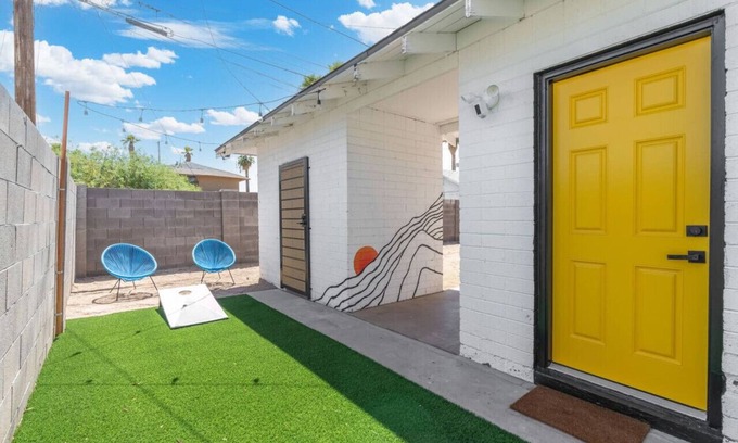Garfield Casa | Dwntwn PHX 1 King Bed, yard oasis 8 mins 2 airport