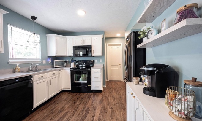 Westfield Casa | Dwntwn Westfield! Sleeps 11, family friendly, walk dwntwn, close to Grand Park!