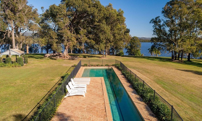 Shallow Bay Otro | Dyrham Park - Rural Lakefront Retreat