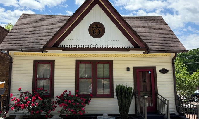 Jonesville Cabaña | E&A Cottage in heart of downtown Elkin