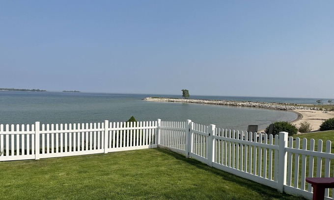 Baileys Harbor Apartamento | E&K Harbor Inn 1 bedroom Suite on lake Michigan in downtown Baileys Harbor