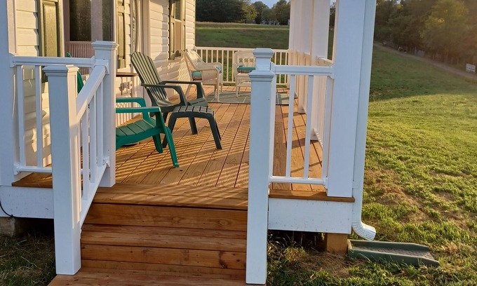 Rileyville Cabaña | E & L's Mountain View Cottage. Front porch and deck. 7 miles N of Luray.