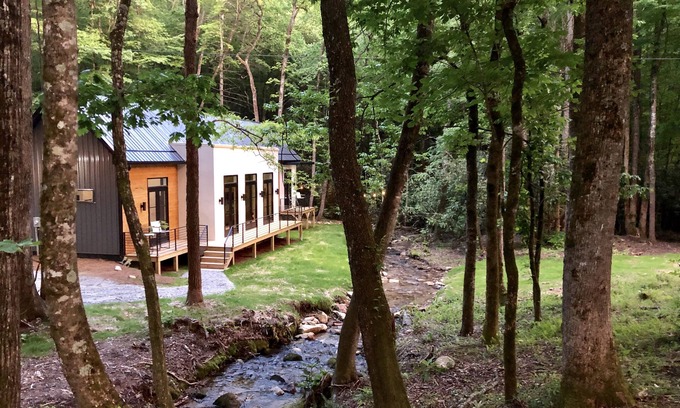 Scaly Mountain Casa | E Ranch es un granero escandinavo moderno, al lado del arroyo, construido en 2019.