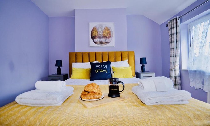 Runnymede Casa | E2M Stays Beautiful House Close To Heathrow Airport- Walking Distance To Thames River