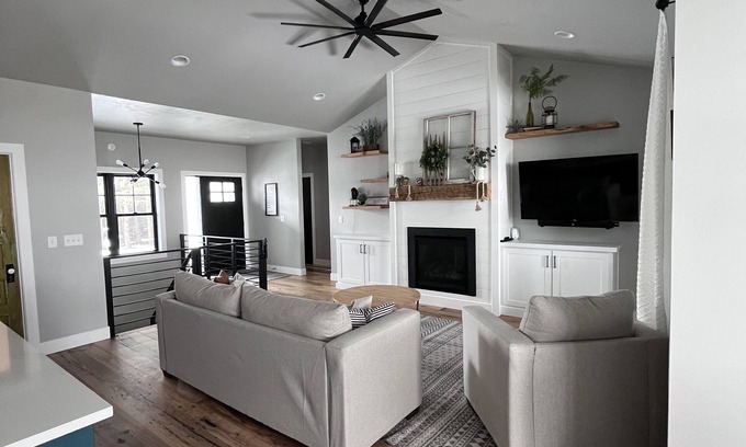 Larsen Casa | EAA Airventure housing! New modern house perfect for groups or families