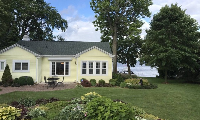 Black Wolf Casa | EAA Dream Home: Immaculate Lake Front Home 5 miles from EAA