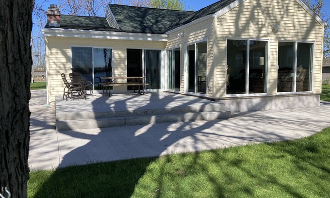 Neenah Casa | EAA Rental Available - Gorgeous Water Front Property - 25 min from EAA