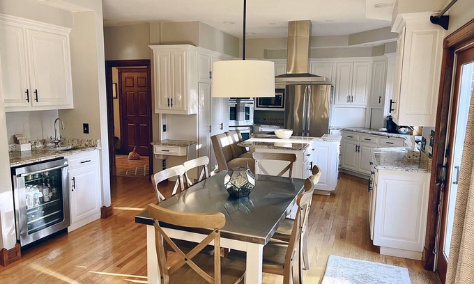 Oshkosh Casa | EAA Rental!! Colonial Channel Home