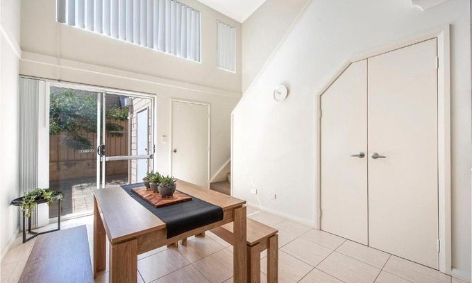 Mandurah Apartamento | EACO12 - Stylish 1-BR Loft Apt | Spacious, Free WiFi & A/C