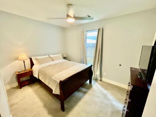 South Central Houston Casa | EADO Essentials Suite with Fridge, Microwave, WiFi and AC