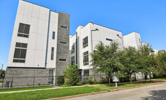 East Downtown Houston Casa | EADO Lux 3-Story w/Rooftop Views