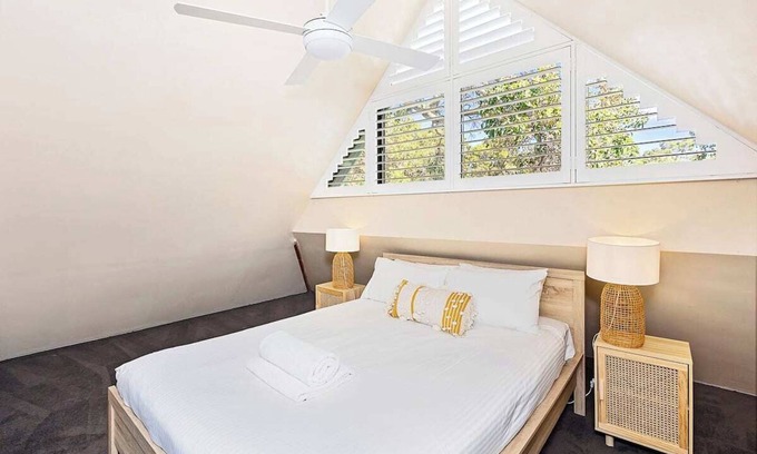 Eagle Bay Casa | Eagle Bay Beach Lodge - Eagle Bay 1 street away!