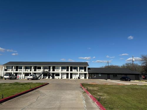 Gun Barrel City Hotel | Eagle Inn