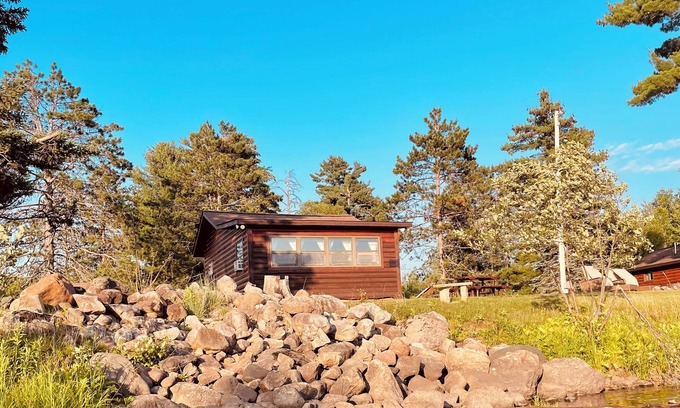Winter Cabina | EAGLE LODGE - Cozy Cabin Overlooking the Beautiful E. Fork of the Chippewa River