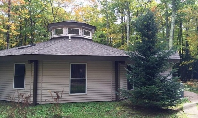 La Pointe Casa | Exclusiva casa de 8 lados ubicada en el bosque (¡Se admiten mascotas!)