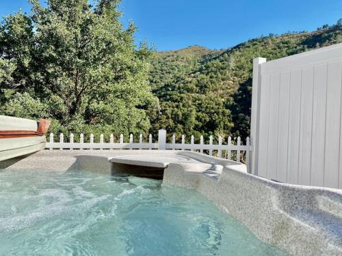 Ahwahnee Casa | Eagle Nest River Views Hot Tub Games Sleeps 6