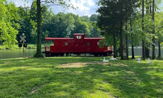 Freedom Cama Y Desayuno | Charming Caboose-turned-tiny home on lake