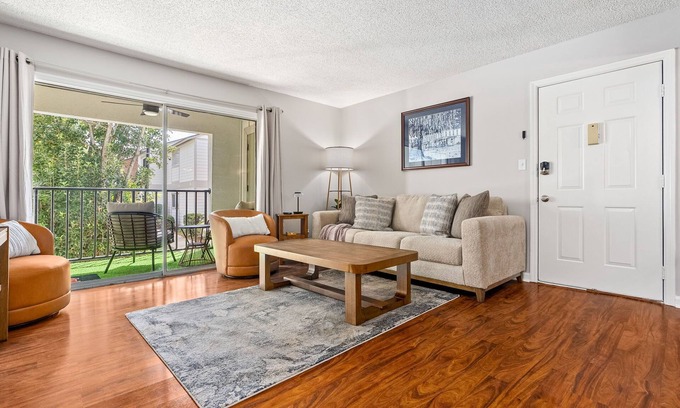 Cary Woods Condominio | Eagle's Escape ~ Cozy 2-Bedroom Condo in Welcoming Auburn