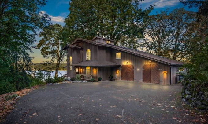 Gig Harbor Casa | Eagle's Lookout Lodge w/ Hot Tub
