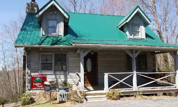Cosby Cabina | Eagle's Nest - 2 Bedrooms, 2 Baths, Sleeps 6 Cabin by RedAwning