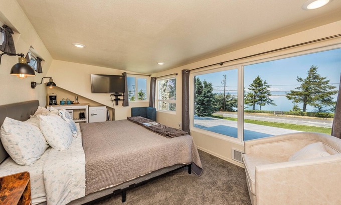 Sequim Cama Y Desayuno | Eagle's Nest - 2nd floor, stairs, King Bed.