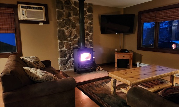 Lake George Cabina | Eagle's Nest at Adirondack Lodge- 3 BR Cabin -8 mins to Lake George Village!
