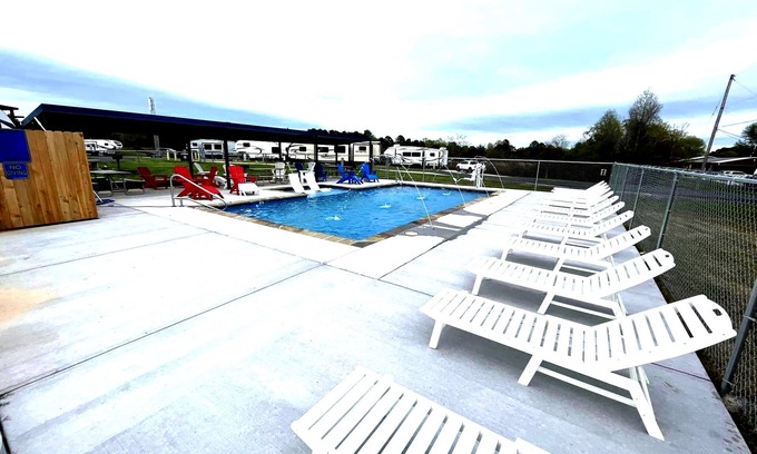 Shreveport Cabina | Eagle's Nest at God's Mountain View Campground, Shreveport, LA