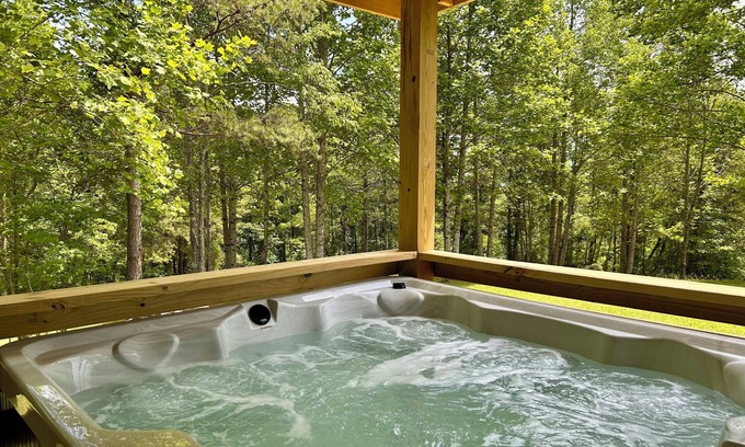 Flat Rock Cabina | Eagle's Nest Jacuzzi Pet Friendly Mtn Views