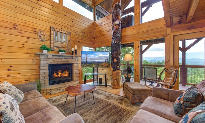 Gatlinburg - Pigeon Forge Complejo | Eagle's View Lodge is a luxurious 4 bedroom cabin located in Starr Crest Resort