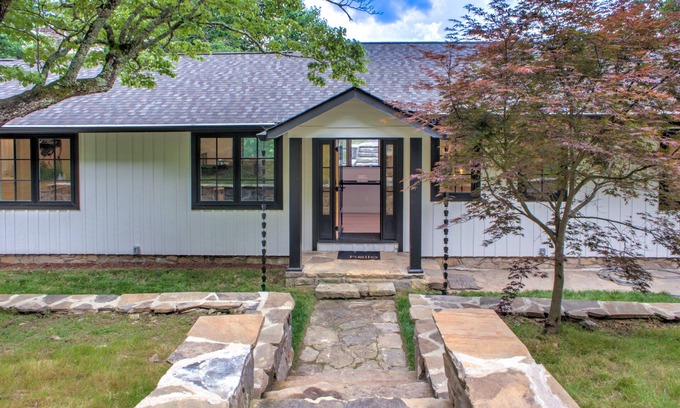 Fairview Casa | Eagle's View: Where Modern Comfort Meets Mountain Majesty