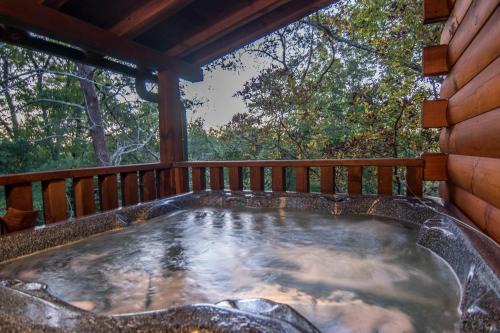Sevierville Casa | Eagles Haven Lodge, 5 bed, 4 bath, great for groups, game room, hot tub, Wi-Fi, grills, easy roads