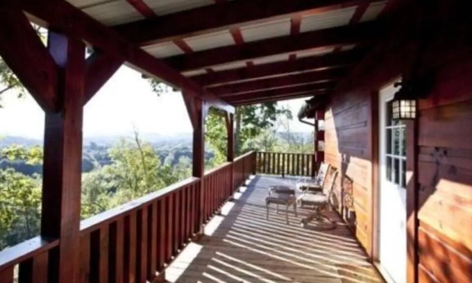 Tellico Plains Cabina | Eagles Nest w/ king bed