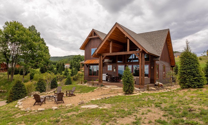 Elk Park Cabina | Eagles Overlook - pet friendly Eagles Nest home with pool table, views, fire pit