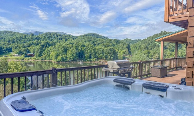 Butler Cabina | Eagles Peak-Dock Access & Boat Slip, Amazing View, King Beds, Luxury Hot Tub