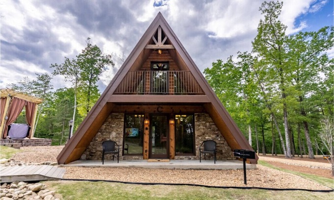 Dawson Cabina | Eagles Rest Cabin w/Hot Tub - Sleeps 6
