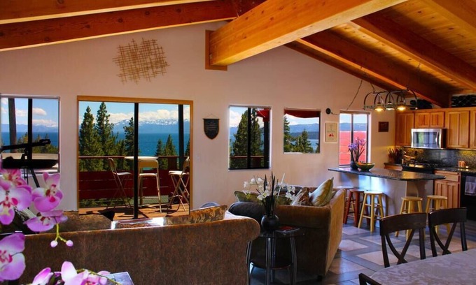 Tahoe Vista Chalet De Esquí | Nuevo listado-- Vistas panorámicas al lago - Bañera de hidromasaje y más - Modern Swiss Chalet